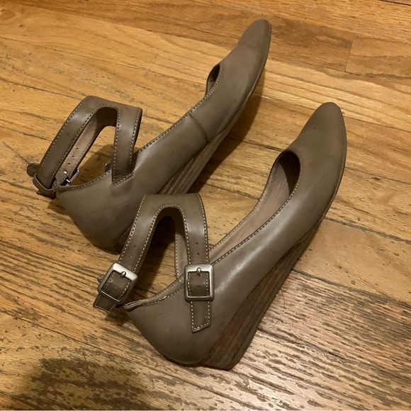 Restricted Grey Almond Toe Low Wedge Wide Ankle Strap Side Buckle sz 7.5 Demure - Picture 5 of 9